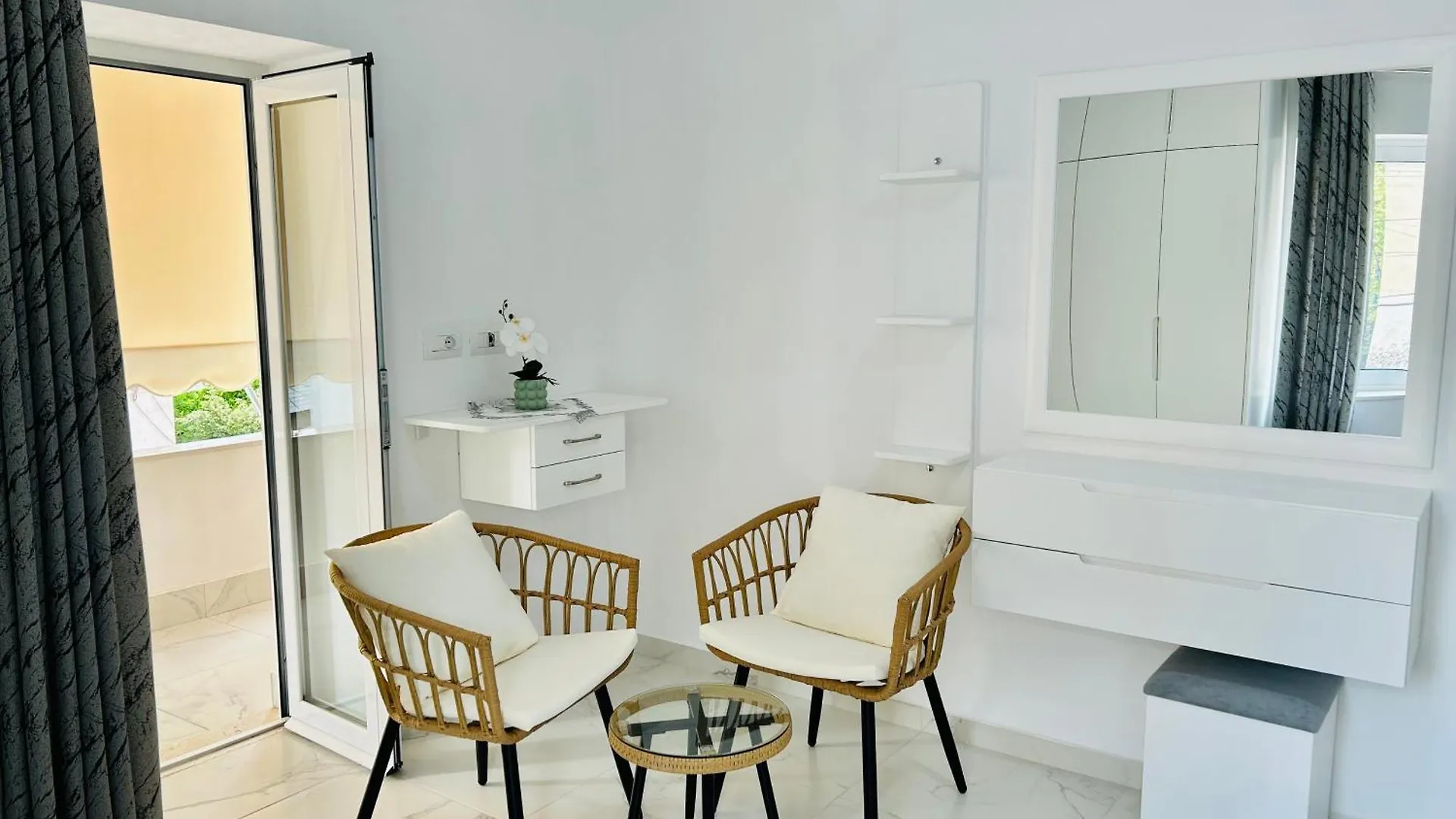 Todi'S Apartment Sarande